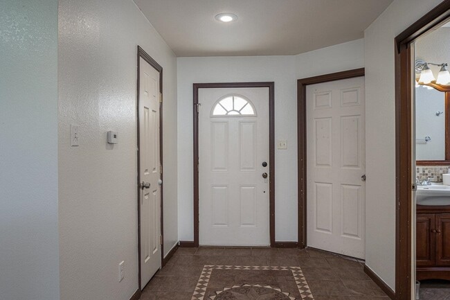 Building Photo - 808 E Gutierrez St