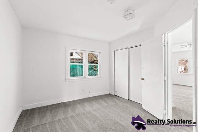 Building Photo - 118 E Del-A-Vue Ave