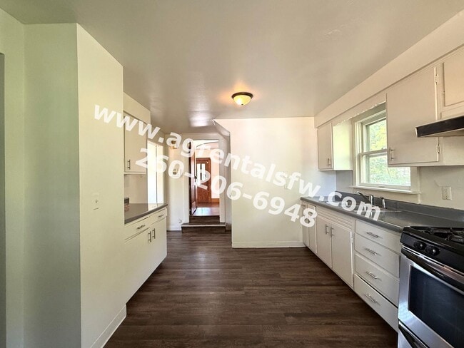 Building Photo - 3 Bedroom House