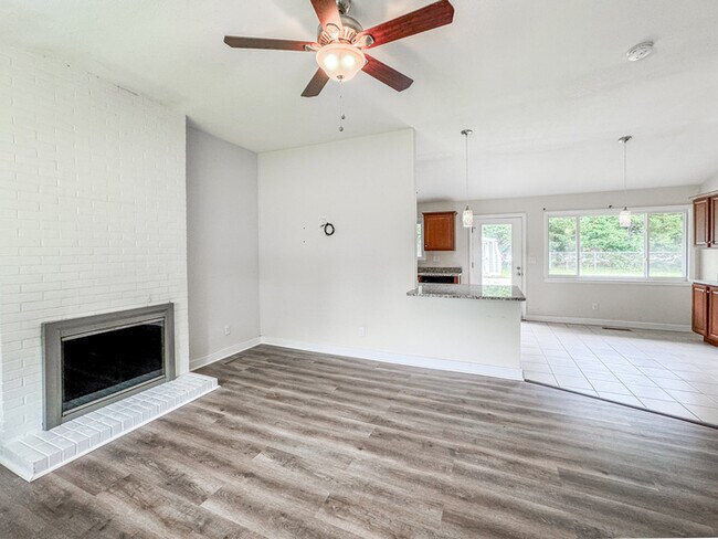 Building Photo - Charming Ranch in Highly Sought-After Grea...