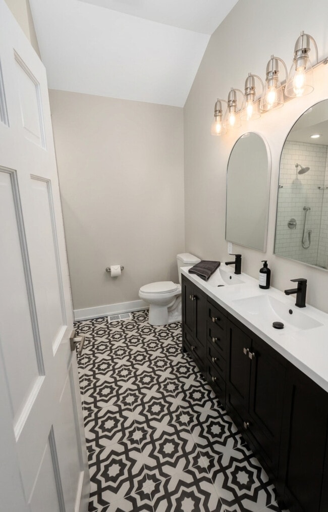 Building Photo - 1733 W Crystal St