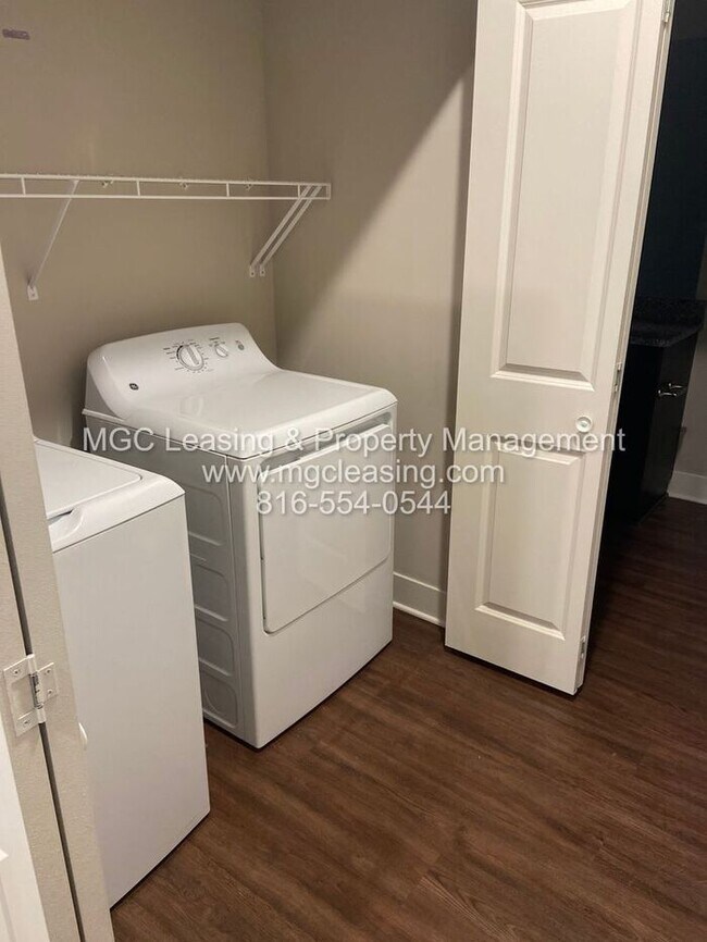 Building Photo - 1 Bedroom Luxury Apartment in the Northland of KCMO