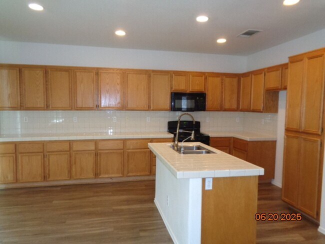 Building Photo - Spacious One Story in West Palmdale with 1...
