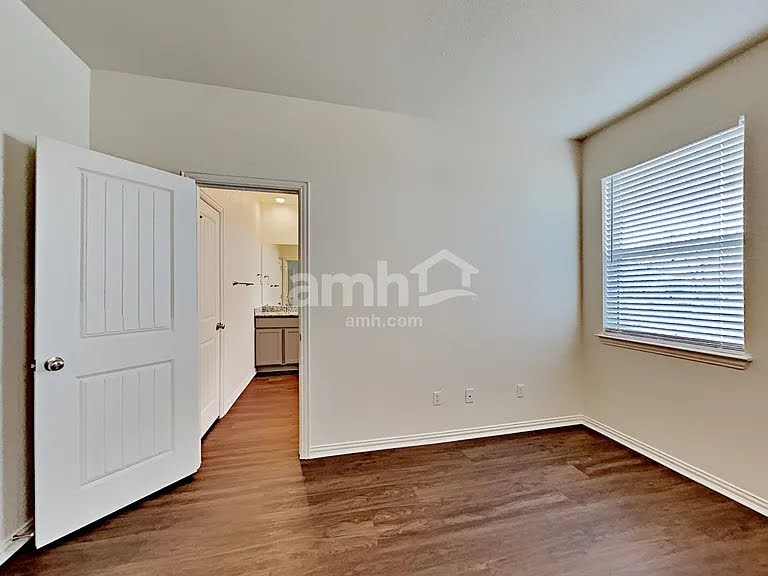 Building Photo - 2706 Lillybrook Ln