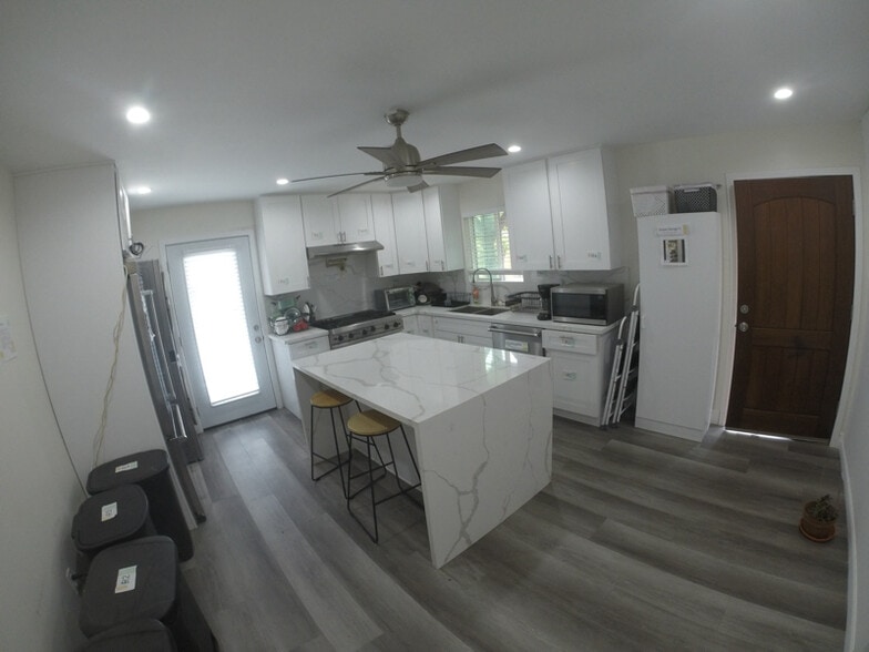 Building Photo - 3720 Elm Ave