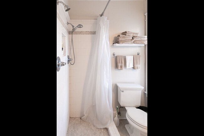 Building Photo - 881 Chester Rd