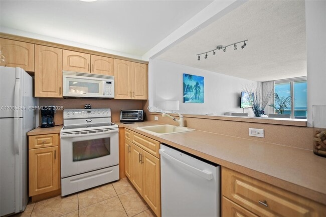 Building Photo - 3725 S Ocean Dr