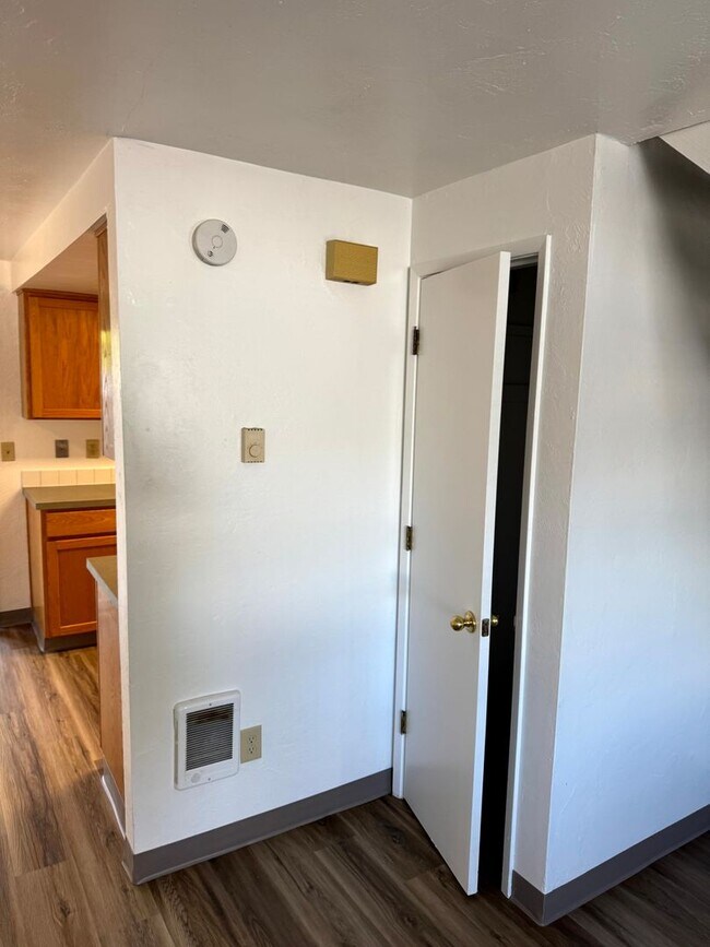 Building Photo - 2 Bedroom Duplex in Southwest Eugene