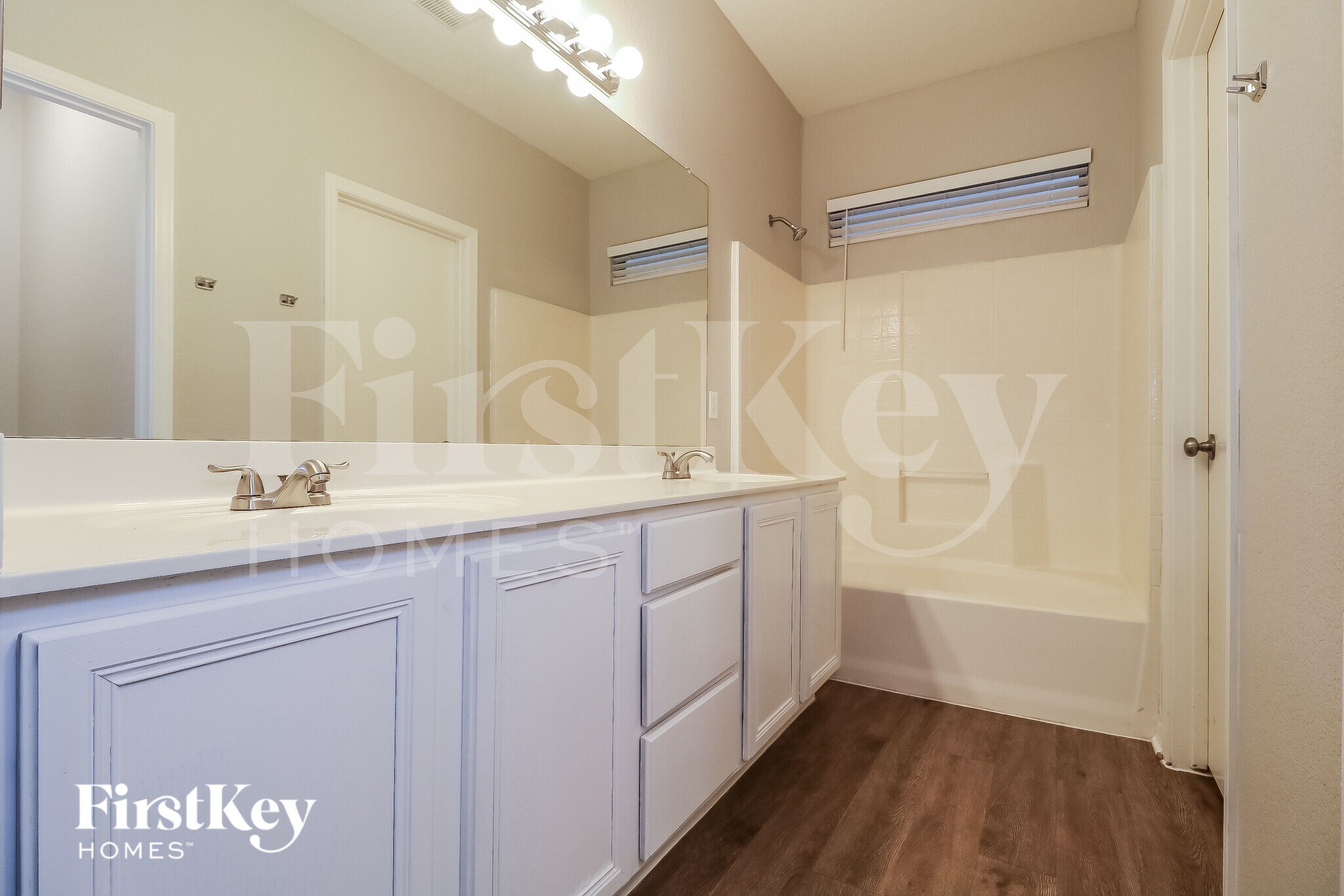 Building Photo - 601 W Elm Ln