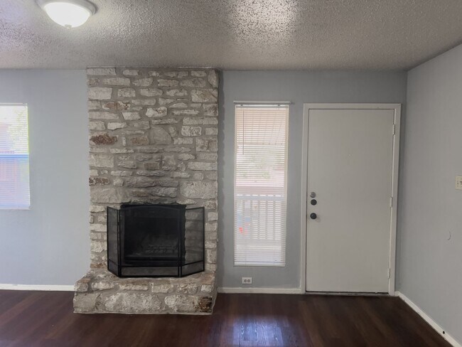 Building Photo - Affordable 2/2 in great location off of N ...