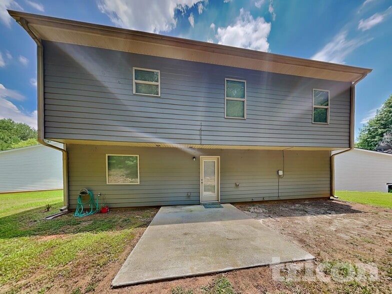 Building Photo - 456 Clematis Court