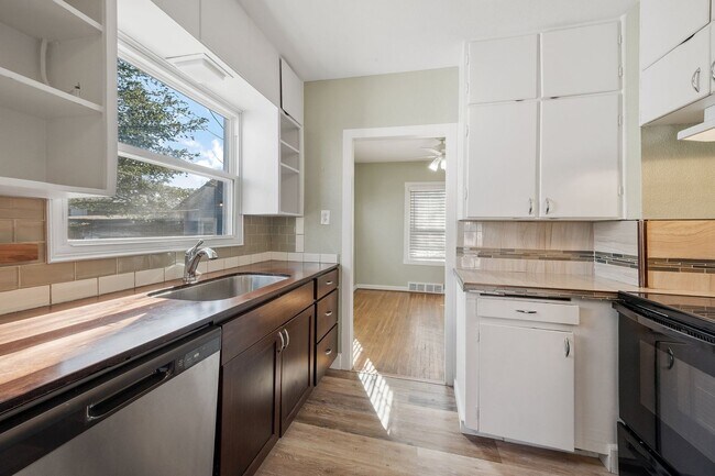 Building Photo - Sanders Beach home 3 bed 2 bath with secon...