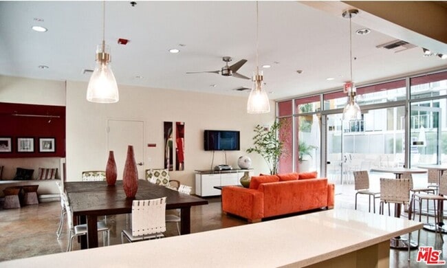 Building Photo - 645 W 9th St