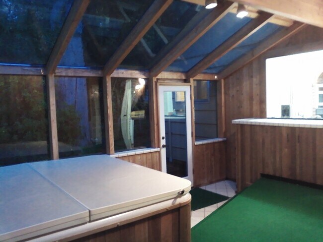 Building Photo - Large Shop Perfect for a home based business, plus 136 feet of waterfront.