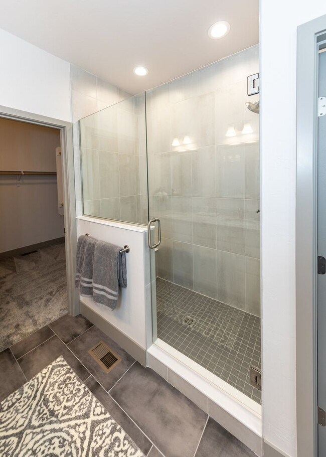 Building Photo - 2 Bedroom Luxury townhome