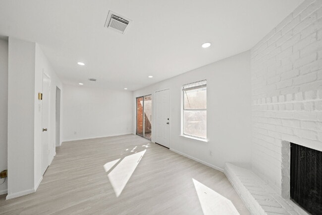 Building Photo - "Charming 3-Bed Townhouse Oasis with 2.5 B...