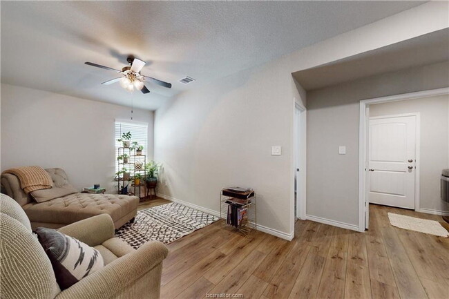 Building Photo - 6214 Darlington Ave