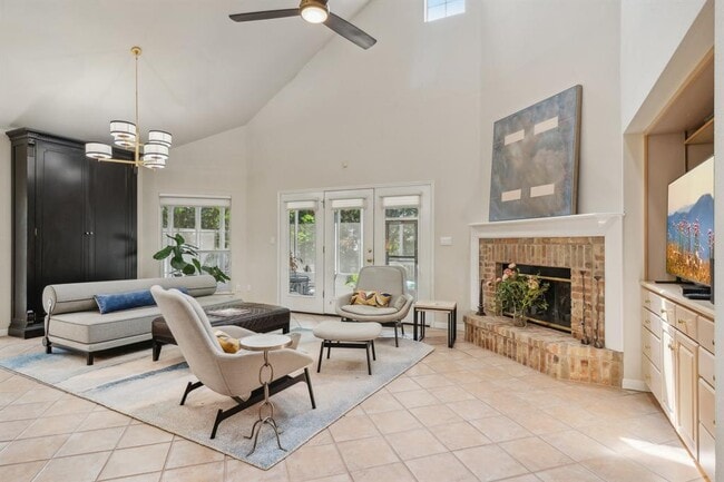 Building Photo - 617 Evergreen Ln