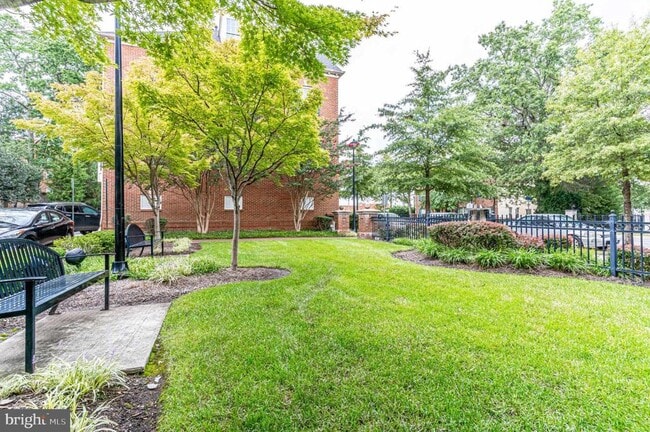 Building Photo - 820 W Glebe Rd