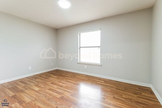 Building Photo - Move-In Ready Gem with Massive Fenced Yard & Private Deck!