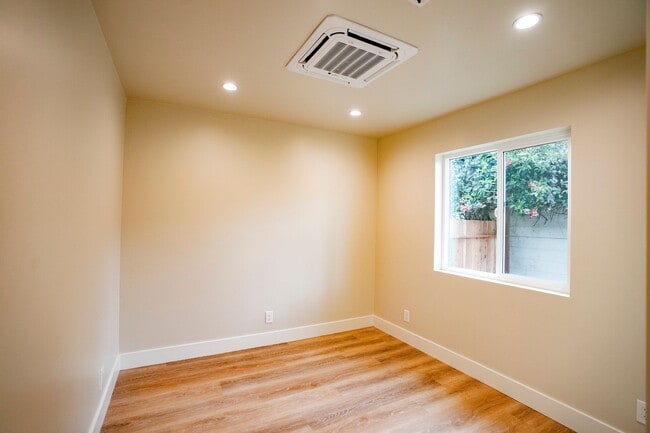 Building Photo - Detached ADU with Separate Driveway
