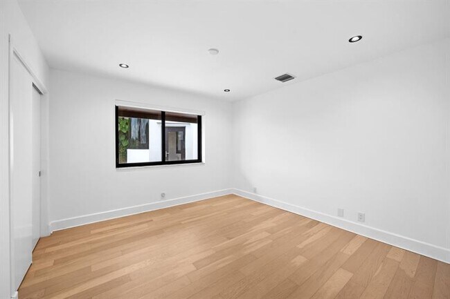 Building Photo - 5220 N 31st Pl