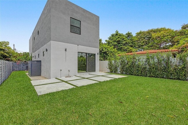 Building Photo - 2320 SW 14th St