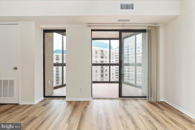 Building Photo - 900 N Stafford St