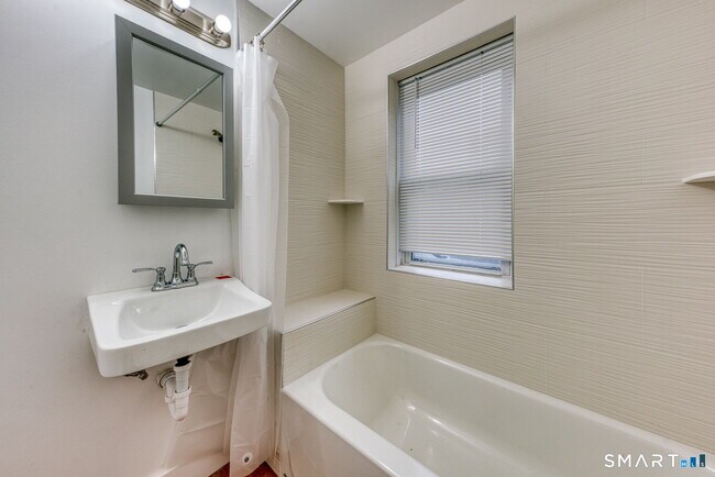 Building Photo - 152 Oak St