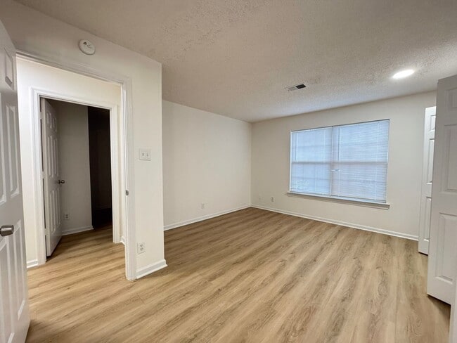 Building Photo - Bright And Cozy 3 Bed 2 Bath Condo In Vibrant Heights On Penderbrook