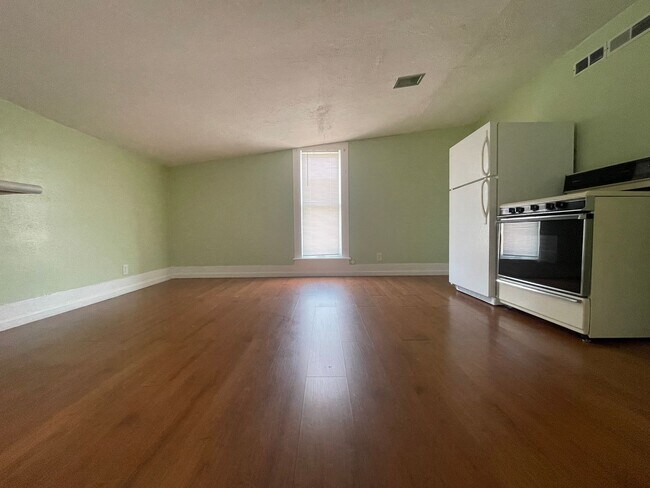 Building Photo - JPL334