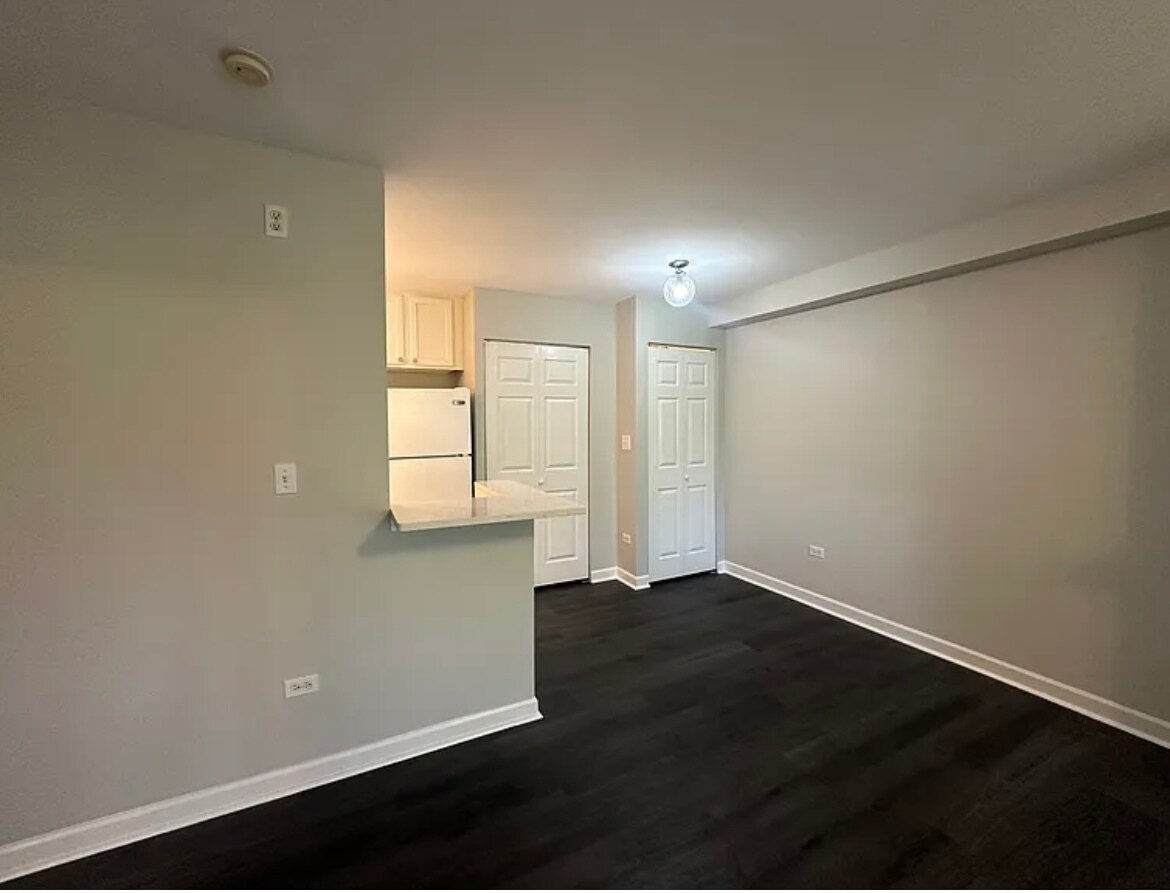 Building Photo - 900 W Fullerton Ave