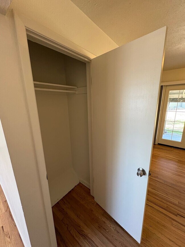 Building Photo - Newly Updated - Spacious 5 Bed 2 Bath Home