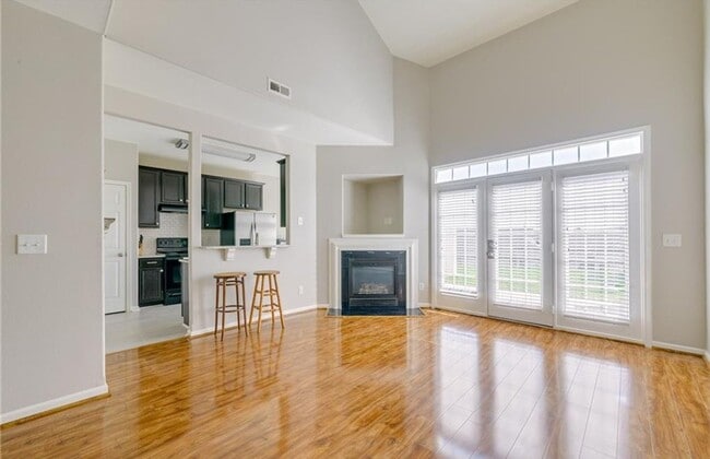 Building Photo - Very nice townhome with primary bedroom on...