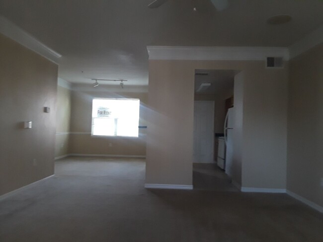 Building Photo - Large Tri-Level Townhome in Metrowest