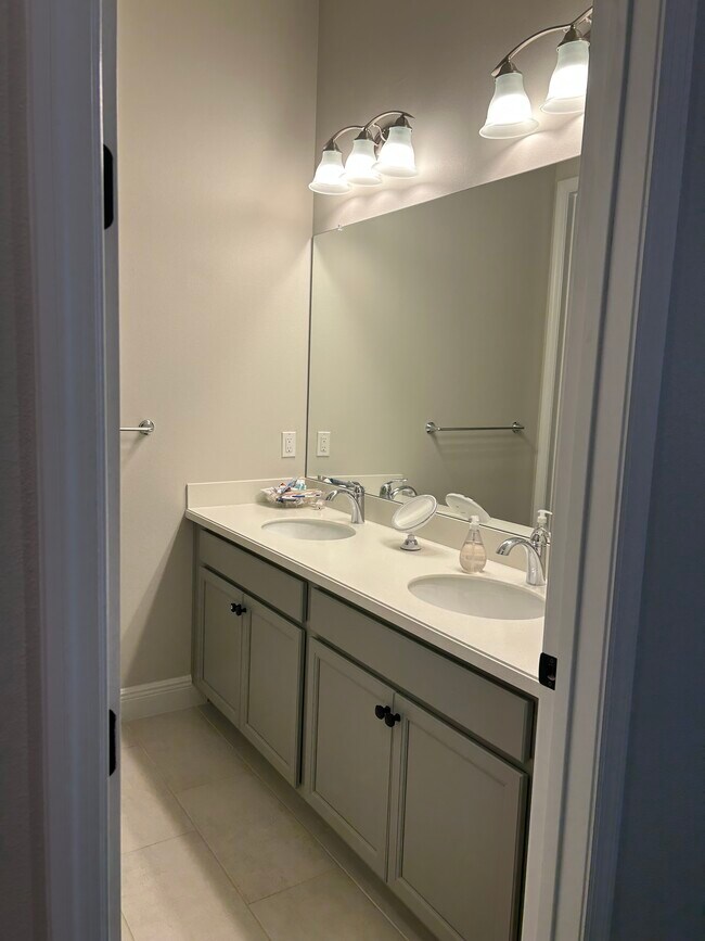 Building Photo - 2546 Kamin Dr
