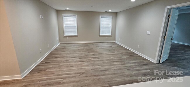 Building Photo - 1038 Albany Park Dr