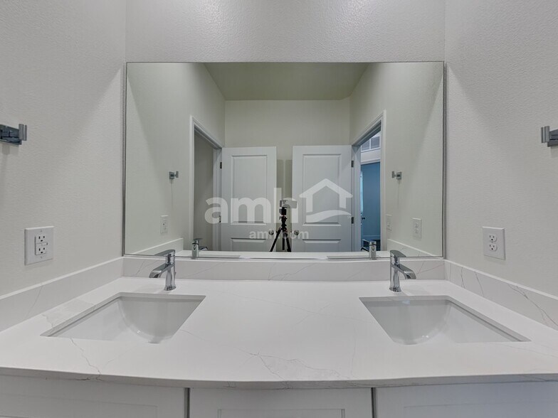 Building Photo - 870 English Primrose St