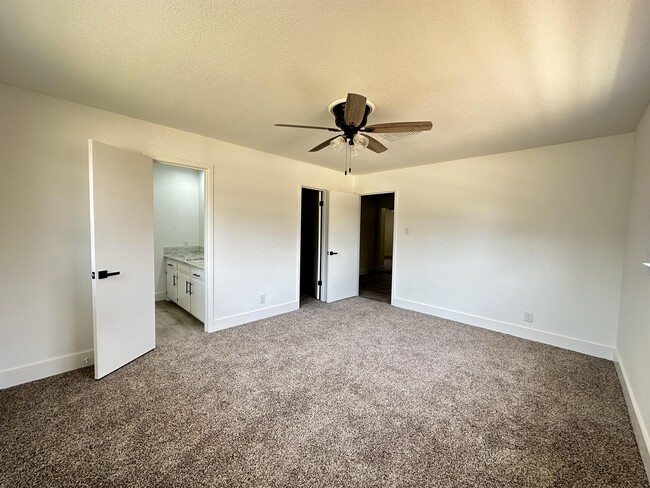 Building Photo - 2814 W Dengar Ave