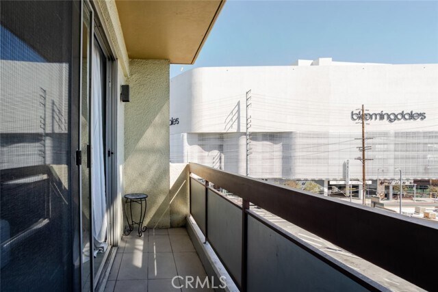 Building Photo - 321 S San Vicente Blvd