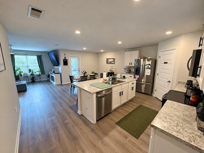 Building Photo - 6727 Sarah Ann Way