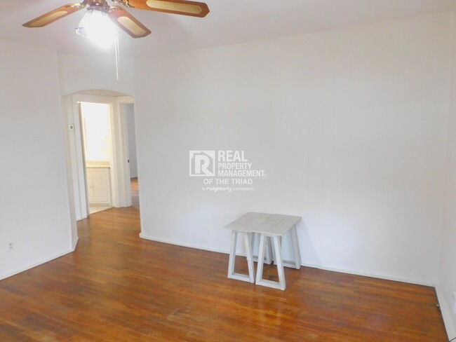 Building Photo - **MOVE IN SPECIAL** Quaint 2 Bed / 1 Bath ...