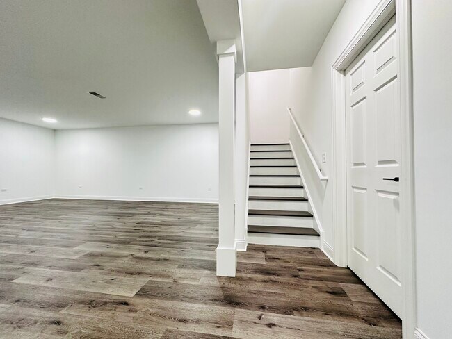 Building Photo - 1875 Crenshaw Cir
