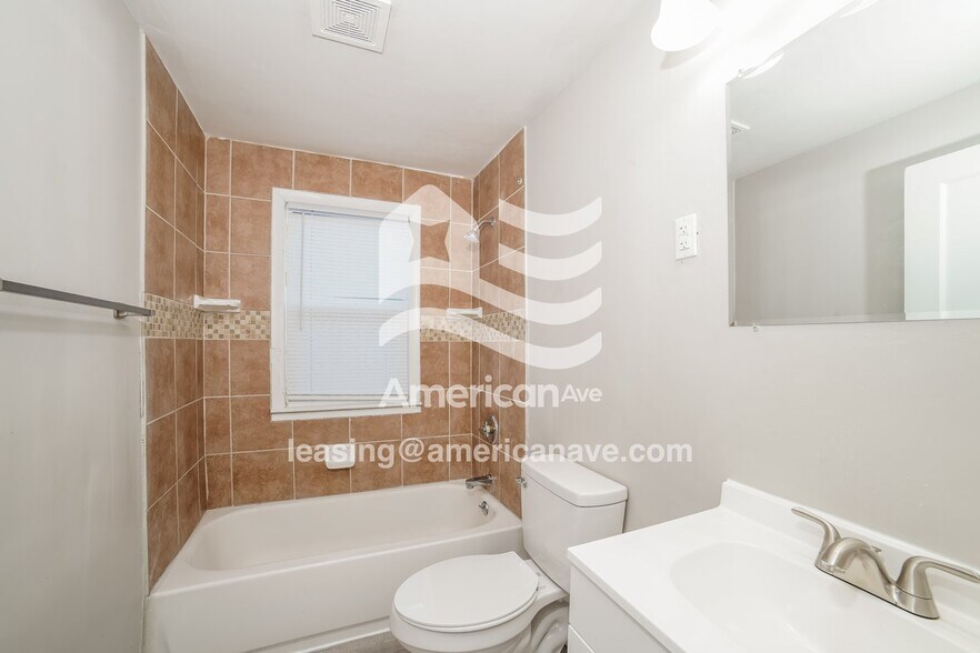 Building Photo - 908 E Maywood Ave