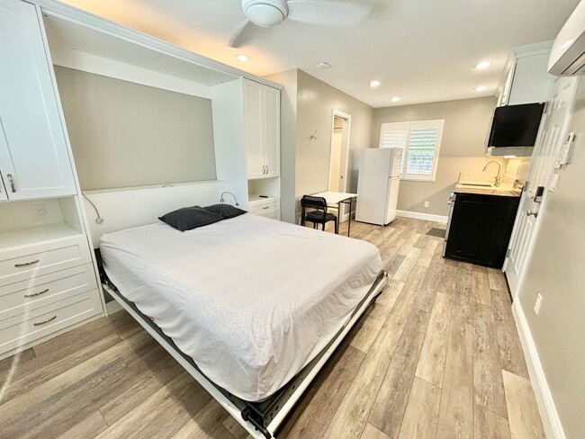 Building Photo - Available Now - Flexible Move In Date - Fully Furnished Studio Near Nugget
