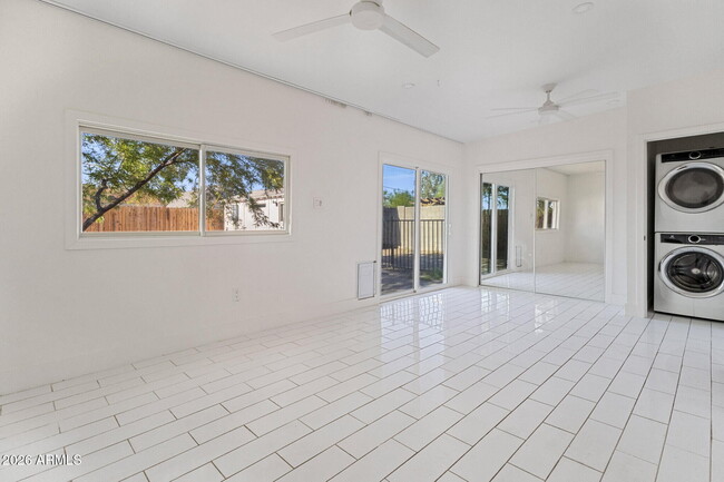 Building Photo - 1950 W Palm Ln