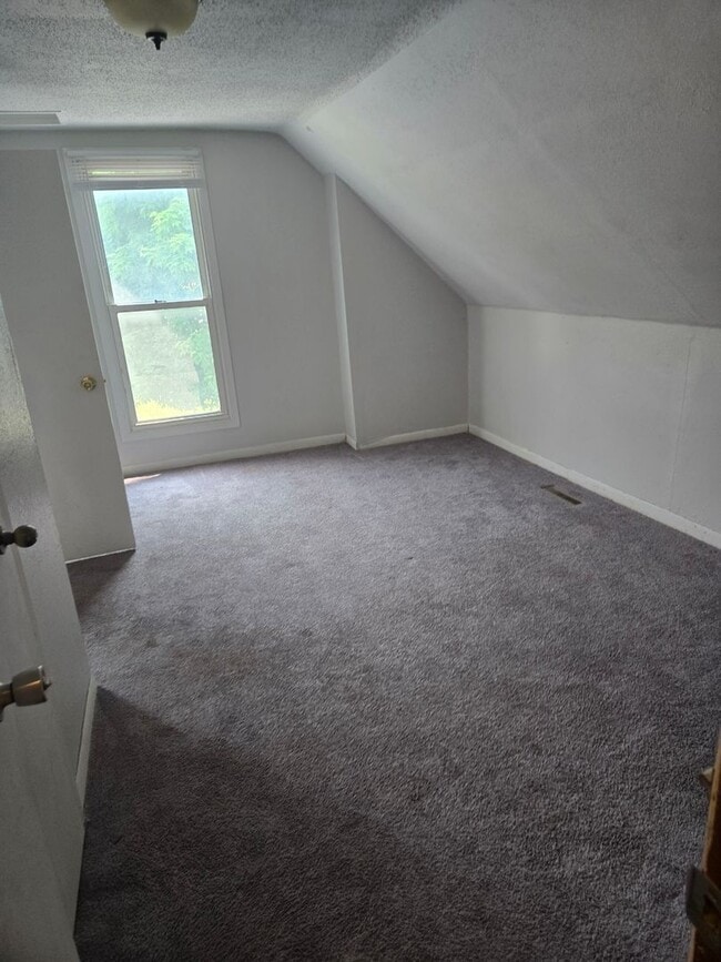 Building Photo - Characteristic 3-Bedroom Home with Dual Ga...