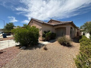 Building Photo - Beautiful 3Bed/2Bath Single Story Home loc...