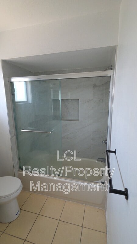 Building Photo - 1452 E 5th St