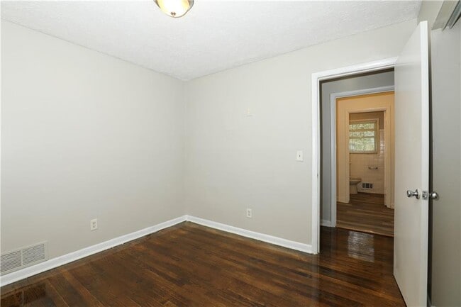 Building Photo - 722 Tara Cir SE